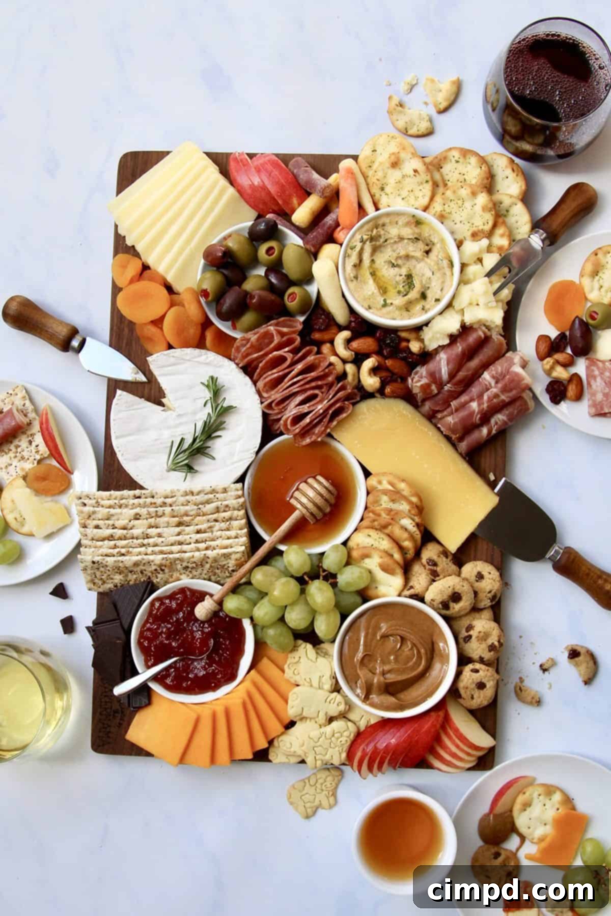 The Ultimate Holiday Grazing Board elegantly served alongside Signature RESERVE™ wine and O Organics® 100% apple juice, perfectly complementing the festive spread.