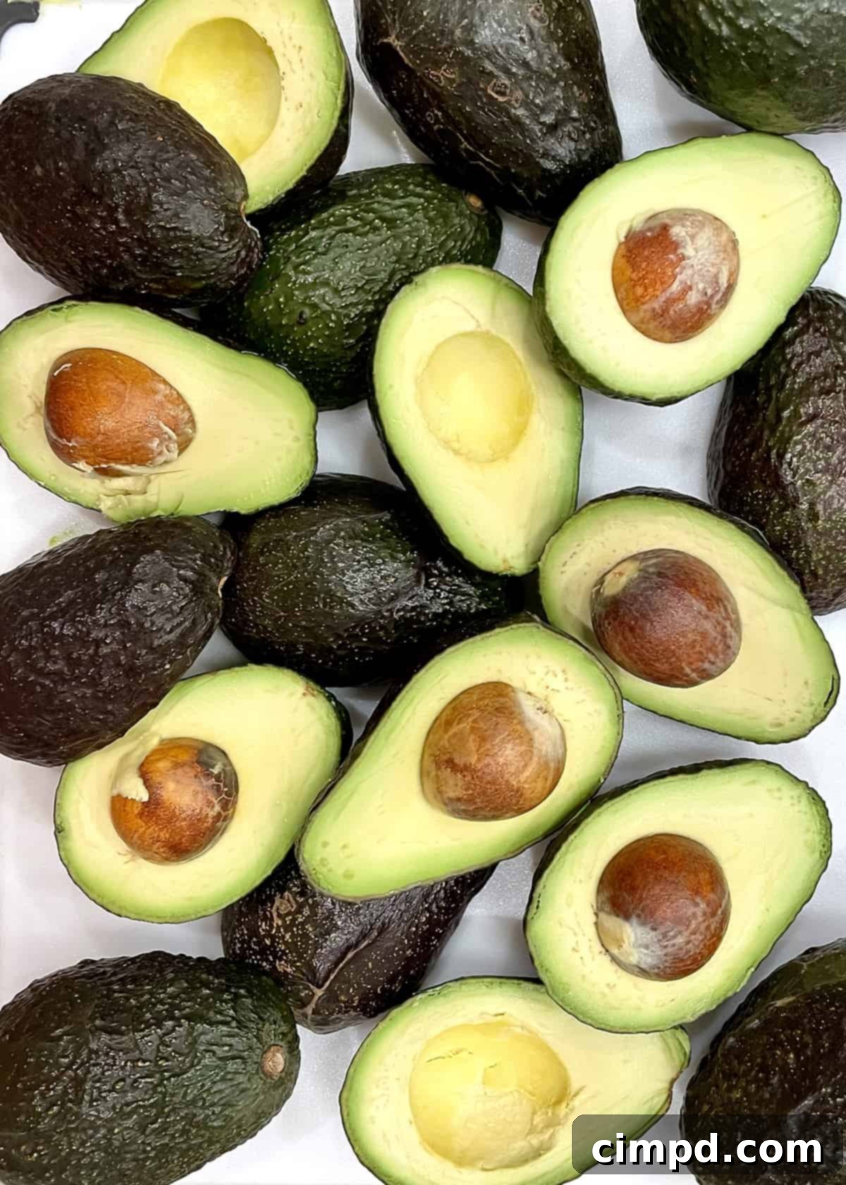 Expert guide on how to choose a ripe avocado, featuring a perfect green avocado