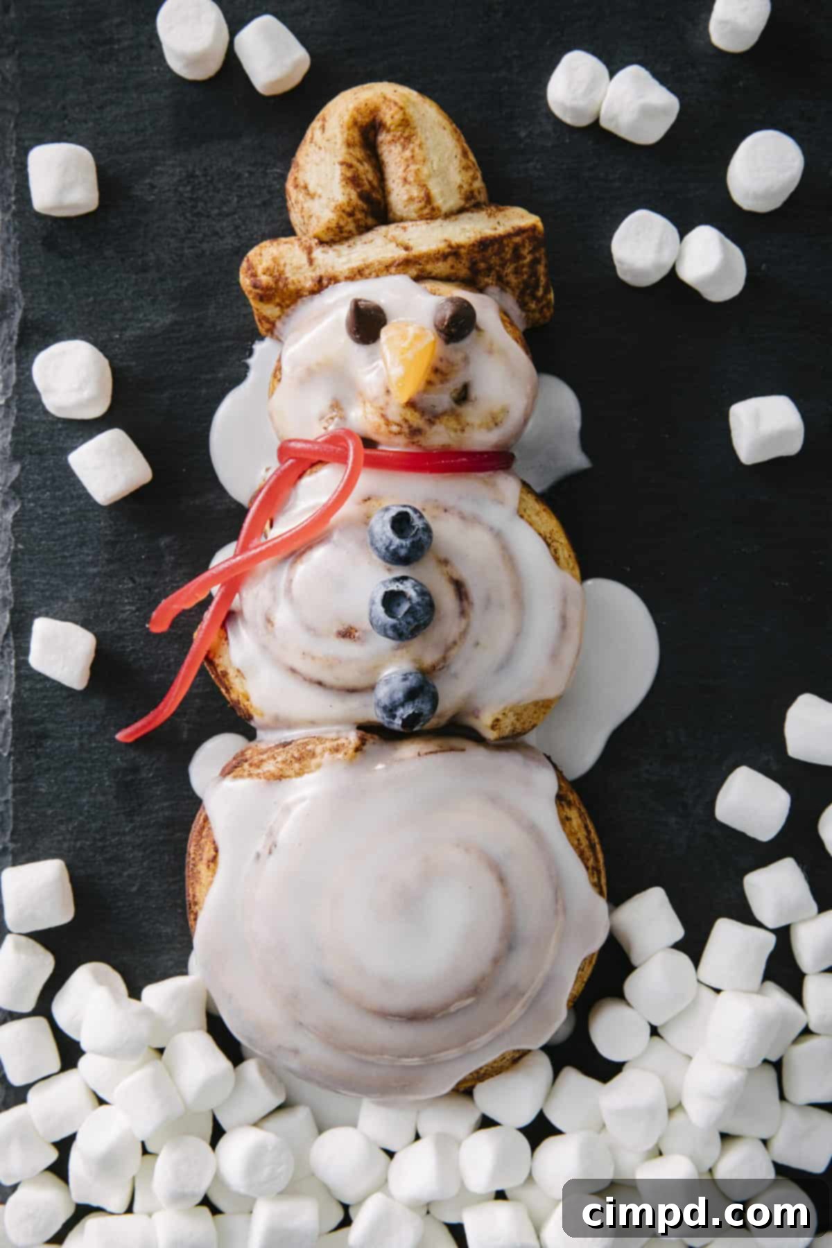 Frosty Cinnamon Creations 3 Family fun making Cinnamon Roll Snowmen for a festive holiday breakfast. Delicious and easy kid-friendly recipe by The BakerMama