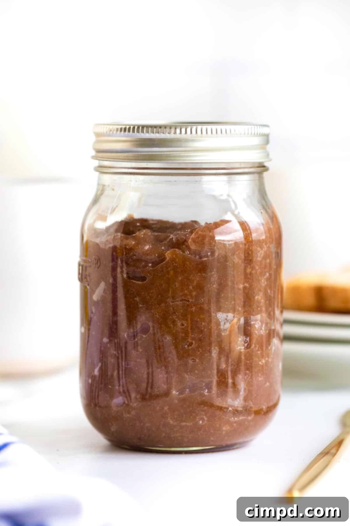 Effortless Homemade Grape Jam 8 A sealed mason jar filled with freshly made homemade grape jam, ready for chilling or gifting.